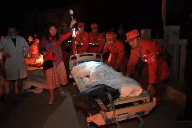 我不知道你是誰(shuí)，卻知道你為了誰(shuí)，向人民子弟兵致敬！