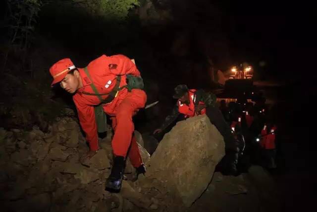 我不知道你是誰(shuí)，卻知道你為了誰(shuí)，向人民子弟兵致敬！