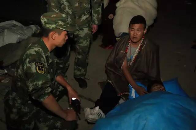 我不知道你是誰(shuí)，卻知道你為了誰(shuí)，向人民子弟兵致敬！
