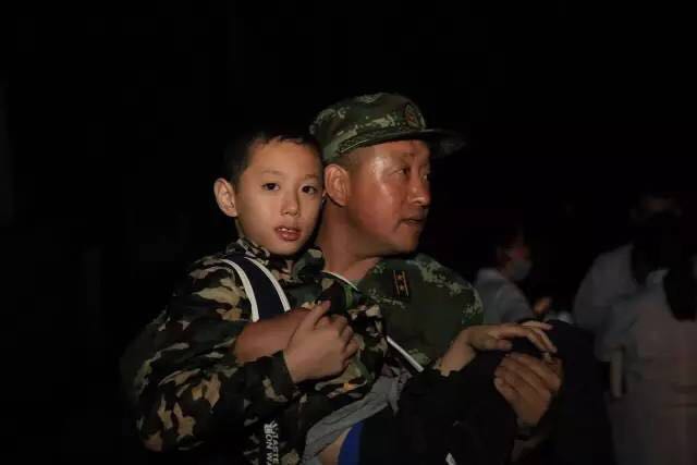 我不知道你是誰(shuí)，卻知道你為了誰(shuí)，向人民子弟兵致敬！